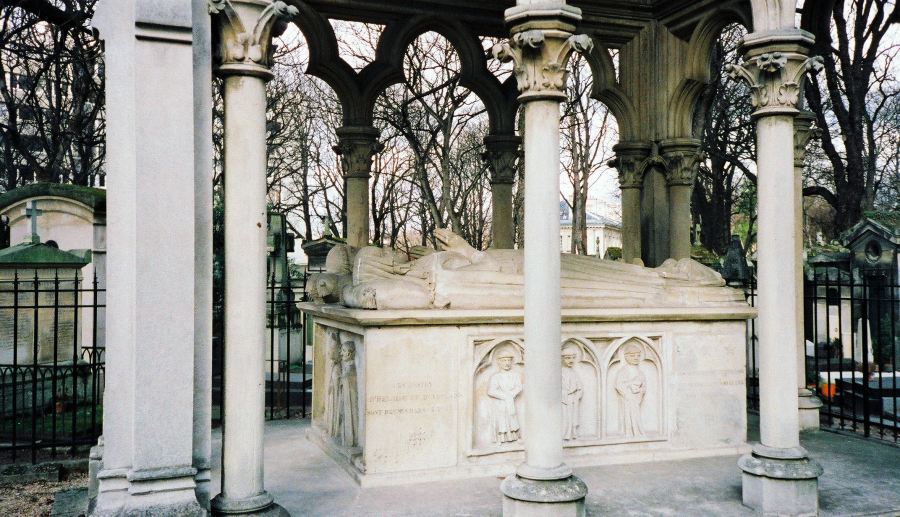 Tomb_of_Abélard_et_Héloïse,_Père_Lachaise_Cemetery,_Paris,_France